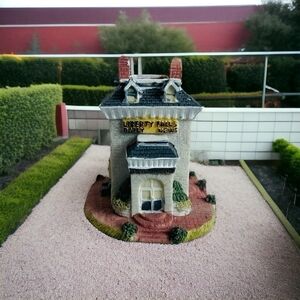 NIB VNTG House Figurine Liberty Falls Daily News
Office & Plant Ceramic Monument